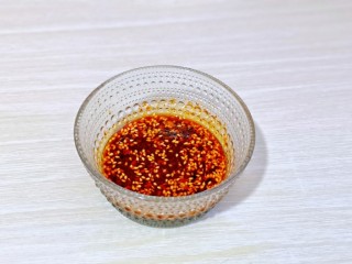 7、醋溜藕片,加入生抽，盐，绵白糖，醋，搅拌均匀备用。