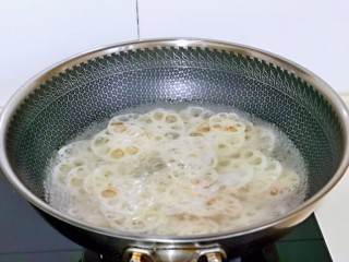 8、醋溜藕片,将藕片焯水，锅中加入水烧开，下藕片，加入少许盐，煮熟捞出。