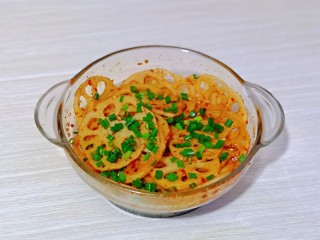 11、醋溜藕片,拌均匀，撒上提前切好的葱花。