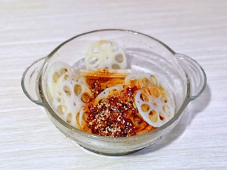 10、醋溜藕片,冷水浸泡后捞出淋干水分，放入器具中，将调好的调味料淋在藕片上。