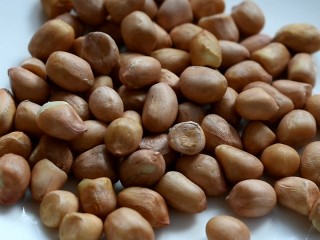 1、糖霜花生豆,准备一些花生米