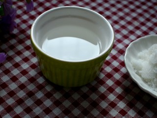 2、糖霜花生豆,还有白糖跟清水