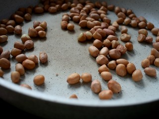 3、糖霜花生豆,将花生米用小火不停翻炒