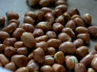 5、糖霜花生豆,炒香后即可