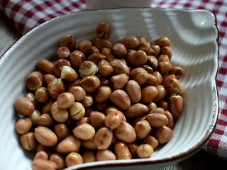 6、糖霜花生豆,盛入盘中备用