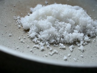 7、糖霜花生豆,将白糖倒入锅中