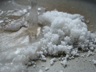 8、糖霜花生豆,倒入100ml清水