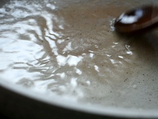 9、糖霜花生豆,用小火熬制