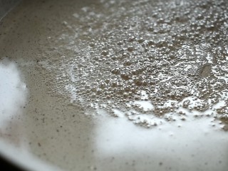 10、糖霜花生豆,看到锅中有很多小泡泡时