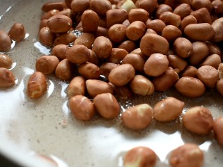11、糖霜花生豆,将炒香的花生米倒进去