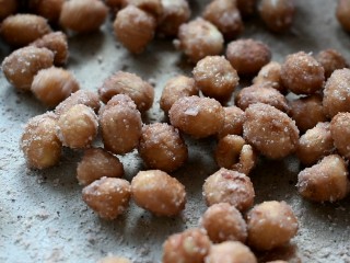 13、糖霜花生豆,翻炒至花生上挂满糖霜