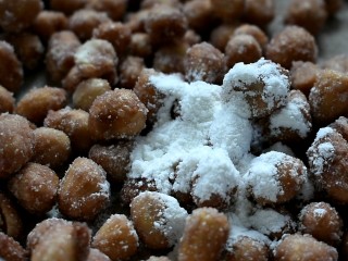 14、糖霜花生豆,最后撒上些玉米淀粉