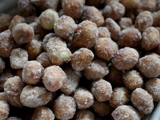 16、糖霜花生豆,香甜酥脆的糖霜花生就做好啦