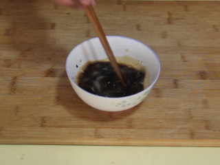 2、自制猫耳朵,先用温水把红糖化开。