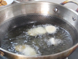 9、自制猫耳朵,锅中烧油，油温五成热下入猫耳朵，小火炸至酥脆。（油温一定不要太高，我第一次炸的时候直接炸成巧克力色了）