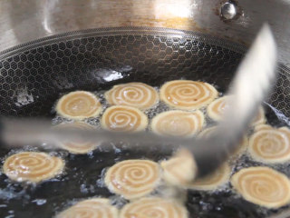 10、自制猫耳朵,最后捞出控油即可食用。