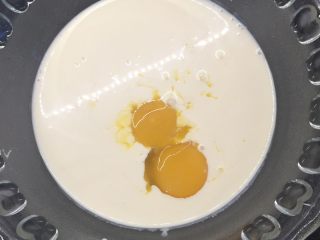 2、葡式蛋挞,把牛奶，蛋黄，白糖倒入淡奶油中，用打蛋器搅拌均匀