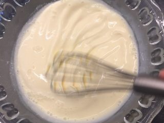 3、葡式蛋挞,将打好的挞水过筛，我比较懒，就省略了这一步