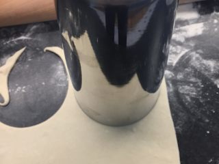 4、葡式蛋挞,开始制作挞皮，我买的是做披萨的一种面皮厚，用擀面杖擀薄，用大点的圆形杯口去挞皮