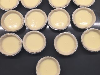 6、葡式蛋挞,放入模型中（我的模型有点小，所以将就用了），挞皮和模型贴合好，倒入挞水