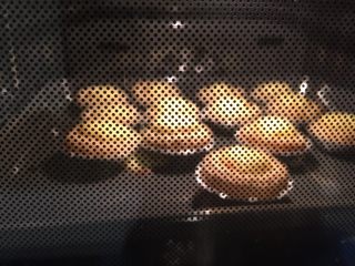 7、葡式蛋挞,烤箱200度预热3分钟，将蛋挞放入烤箱，烤15分钟左右（因自身烤箱而定）