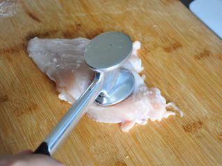 2、街头小吃自己做---香酥无骨鸡柳,用松肉锤拍松。