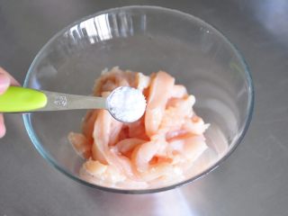 4、街头小吃自己做---香酥无骨鸡柳,加入盐。