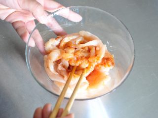 13、街头小吃自己做---香酥无骨鸡柳,将调味料和鸡胸肉混合均匀，覆盖保鲜膜放进冰箱冷藏腌渍2小时。