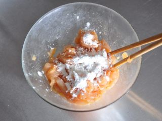 15、街头小吃自己做---香酥无骨鸡柳,在加玉米淀粉混合均匀。