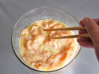 17、街头小吃自己做---香酥无骨鸡柳,将鸡肉倒入蛋液中，表面均匀的裹上蛋液。