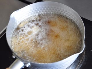 22、街头小吃自己做---香酥无骨鸡柳,刚放入锅中的鸡肉不要马上翻动，待炸20秒微微定型后再去翻动。