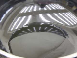 9、自制红豆沙,超过加入炒菜分量的植物油、中火，将红豆沙放入锅中不停翻炒~