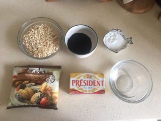 1、燕麦饼干(健康饱腹版),需要准备的 对了 还有低筋面粉 黑芝麻要炒熟