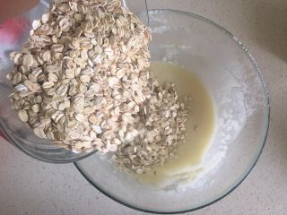 11、燕麦饼干(健康饱腹版),倒入燕麦