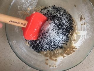 15、燕麦饼干(健康饱腹版),再倒入之前的容器里搅拌