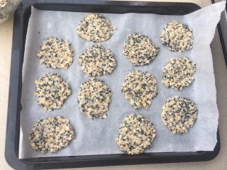 21、燕麦饼干(健康饱腹版),都如此拍扁 入烤箱 200度 上下火 20分钟 容易糊 不要走开 经常看一下就好