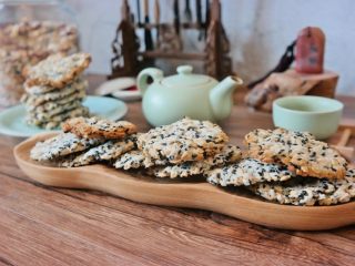 24、燕麦饼干(健康饱腹版),吃了两块 嚼了半天 晚饭解决了………