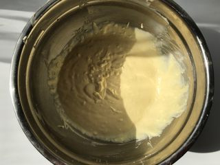 2、鱼之恋芝士蛋糕,加入糖和鸡蛋拌匀。