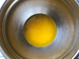 4、鱼之恋芝士蛋糕,黄油溶化(可以和奶油奶酪一起隔水加热)。