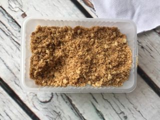 5、鱼之恋芝士蛋糕,酥性饼干压成粉末。