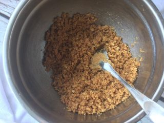 6、鱼之恋芝士蛋糕,加入液体黄油中拌匀。