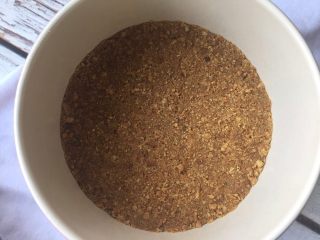 8、鱼之恋芝士蛋糕,饼干碎放入模具底部压实。