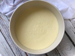 9、鱼之恋芝士蛋糕,将刚才的芝士糊倒入(这个是焦糖口味的)。