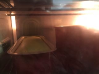 10、鱼之恋芝士蛋糕,水浴法,烤箱预热160度5分钟,烤60分钟后再焖20分钟。