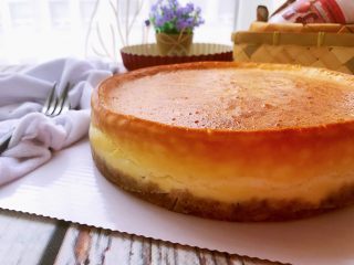 13、鱼之恋芝士蛋糕,撕掉底部油纸移到容器或蛋糕托内。