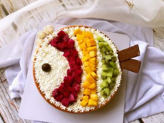 20、鱼之恋芝士蛋糕,用巧克力豆装饰成眼睛,巧克力威化裁成薄片,用小刀在底部划口插入巧克力威化做尾巴。