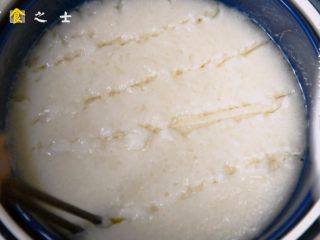 4、自制奶黄冰皮月饼，跟五仁蛋黄说拜拜,冰皮面糊出锅之后为了让它能均匀散热，用筷子搓散它，放一旁冷却