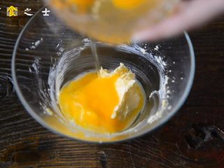 8、自制奶黄冰皮月饼，跟五仁蛋黄说拜拜,四个鸡蛋分4次加入无盐黄油里面，每次加入都要把鸡蛋充分跟黄油混匀，否则会在后续步骤中有出油的现象