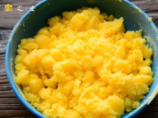 11、自制奶黄冰皮月饼，跟五仁蛋黄说拜拜,奶黄糊盖上锅盖每隔5分钟拌匀一下，蒸10分钟后，就不要盖锅盖蒸了，水保持沸腾的状态，一直翻拌，让奶黄糊混合均匀，用布扶着，小心烫到手了