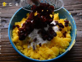 12、自制奶黄冰皮月饼，跟五仁蛋黄说拜拜,等到面糊全部都凝固了，没有液体就代表熟了，加入蔓越莓和也用，搅拌均匀，冷却备用